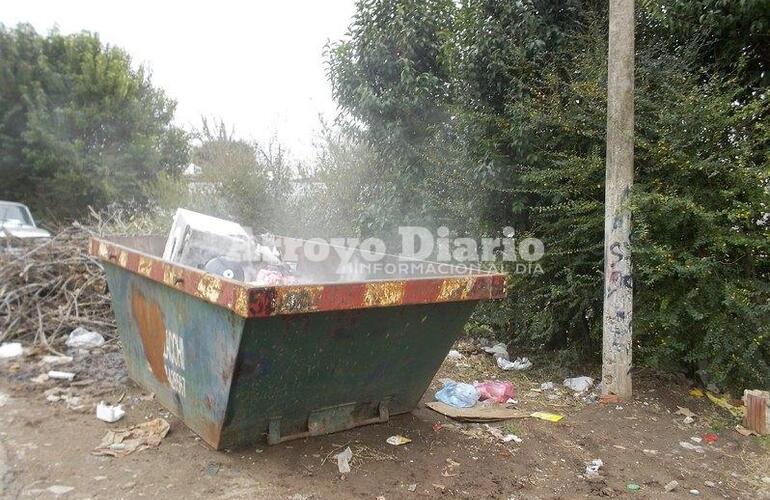 Dos veces. Personal de Bomberos tuvo que presentarse ayer y este lunes a apagar el fuego en el contenedor de 1º de Mayo y Sargento Cabral