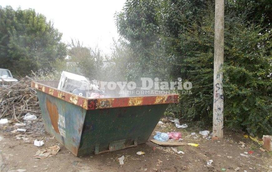 Dos veces. Personal de Bomberos tuvo que presentarse ayer y este lunes a apagar el fuego en el contenedor de 1º de Mayo y Sargento Cabral