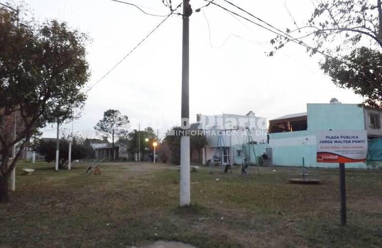 En el barrio Cooperativa. La plaza "Jorge Walter Ponti" está sobre Libertad, entre Antártida Argentina y Don Orione