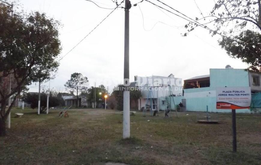 En el barrio Cooperativa. La plaza "Jorge Walter Ponti" está sobre Libertad, entre Antártida Argentina y Don Orione