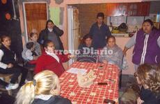 Preocupadas. Las madres se juntaron esta tarde en la casa de una vecina del barrio.