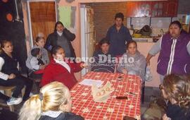 Preocupadas. Las madres se juntaron esta tarde en la casa de una vecina del barrio.