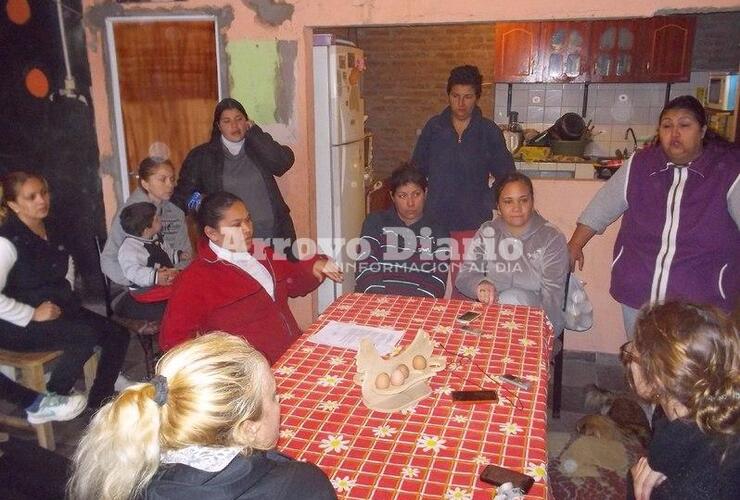 Preocupadas. Las madres se juntaron esta tarde en la casa de una vecina del barrio.