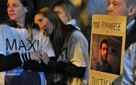 Anoche, familiares y sobrevivientes empezaron una vigilia en el lugar exigiendo justicia. Foto: Virginia Benedetto