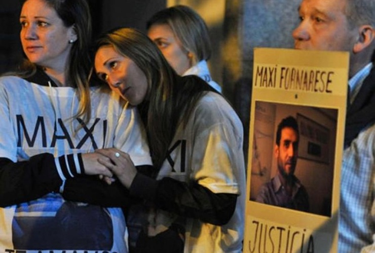 Anoche, familiares y sobrevivientes empezaron una vigilia en el lugar exigiendo justicia. Foto: Virginia Benedetto