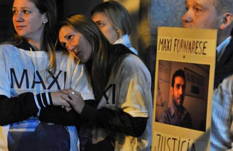 Anoche, familiares y sobrevivientes empezaron una vigilia en el lugar exigiendo justicia. Foto: Virginia Benedetto