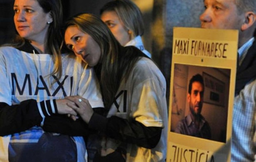 Anoche, familiares y sobrevivientes empezaron una vigilia en el lugar exigiendo justicia. Foto: Virginia Benedetto