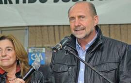 Ganador. Omar Perotti celebró en el local del PJ en la capital provincial.