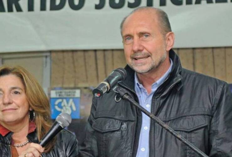 Ganador. Omar Perotti celebró en el local del PJ en la capital provincial.