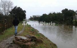 Anegados. A algunos vecinos del Paraje "El Ombú" también les ingresó el agua a las casas pero prefirieron no abandonar sus viviendas. Foto: Gentileza Protección Civil Municipal para AD