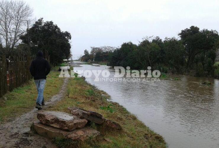 Anegados. A algunos vecinos del Paraje "El Ombú" también les ingresó el agua a las casas pero prefirieron no abandonar sus viviendas. Foto: Gentileza Protección Civil Municipal para AD