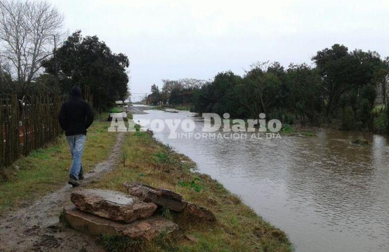 Anegados. A algunos vecinos del Paraje "El Omb&uacute;" tambi&eacute;n les ingres&oacute; el agua a las casas pero prefirieron no abandonar sus viviendas. Foto: Gentileza Protecci&oacute;n Civil Municipal para AD