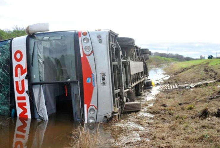 Trampa. Al caer sobre la derecha se dificultó la evacuación de pasajeros.