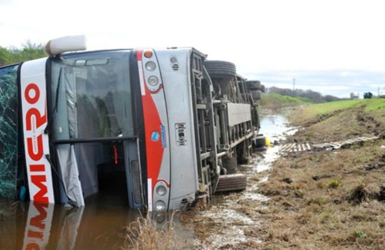 Trampa. Al caer sobre la derecha se dificultó la evacuación de pasajeros.