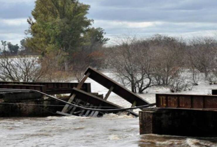 El agua socava los cimientos y hay temor de que otros puentes se derrumben. Foto: F. Guillén