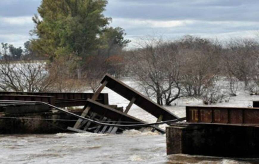 El agua socava los cimientos y hay temor de que otros puentes se derrumben. Foto: F. Guillén