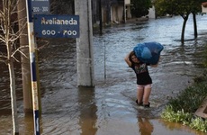 Sanford, de dos mil habitantes, padece una inundación inédita y sus pobladores viven una situación dramática. El agua no baja y entró en algunas casas más de un metro.