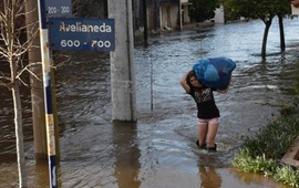 Sanford, de dos mil habitantes, padece una inundación inédita y sus pobladores viven una situación dramática. El agua no baja y entró en algunas casas más de un metro.