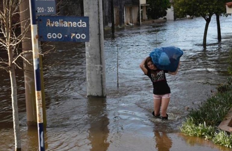 Sanford, de dos mil habitantes, padece una inundación inédita y sus pobladores viven una situación dramática. El agua no baja y entró en algunas casas más de un metro.