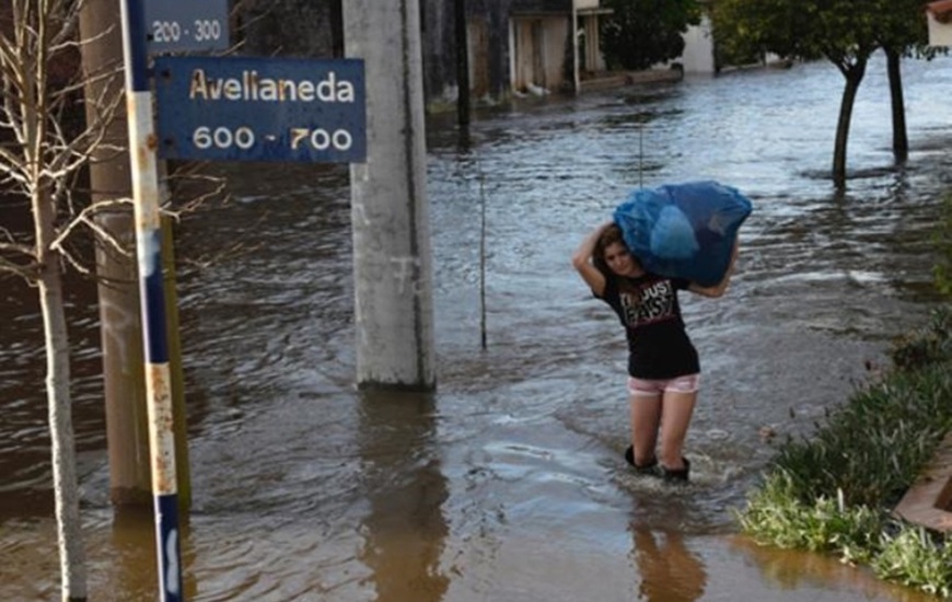 Sanford, de dos mil habitantes, padece una inundación inédita y sus pobladores viven una situación dramática. El agua no baja y entró en algunas casas más de un metro.
