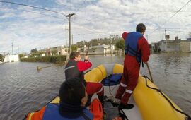 Bomberos de Arroyo Seco y de Pueblo Esther trabajaron este miércoles en Sanford. Foto: Gentileza de Marcos Paván para AD