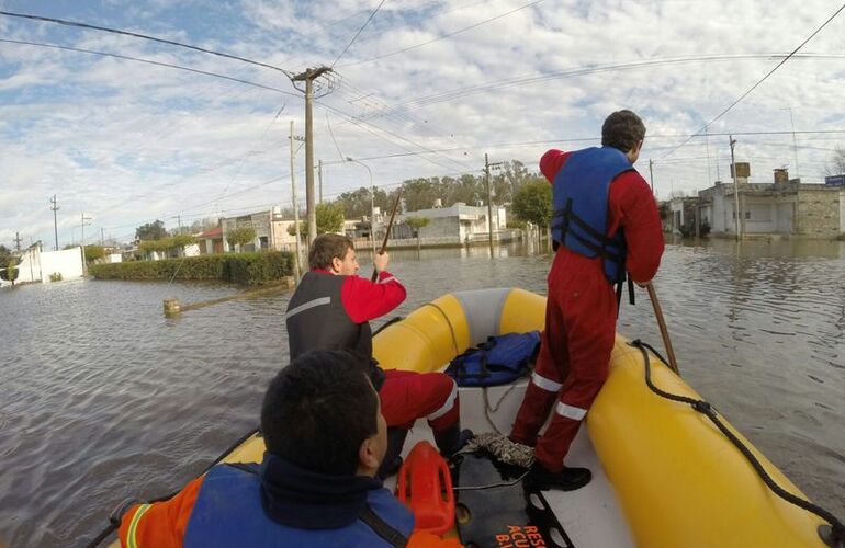 Bomberos de Arroyo Seco y de Pueblo Esther trabajaron este miércoles en Sanford. Foto: Gentileza de Marcos Paván para AD Bomberos de Arroyo Seco y de Pueblo Esther trabajaron este miércoles en Sanford. Foto: Gentileza de Marcos Paván para AD