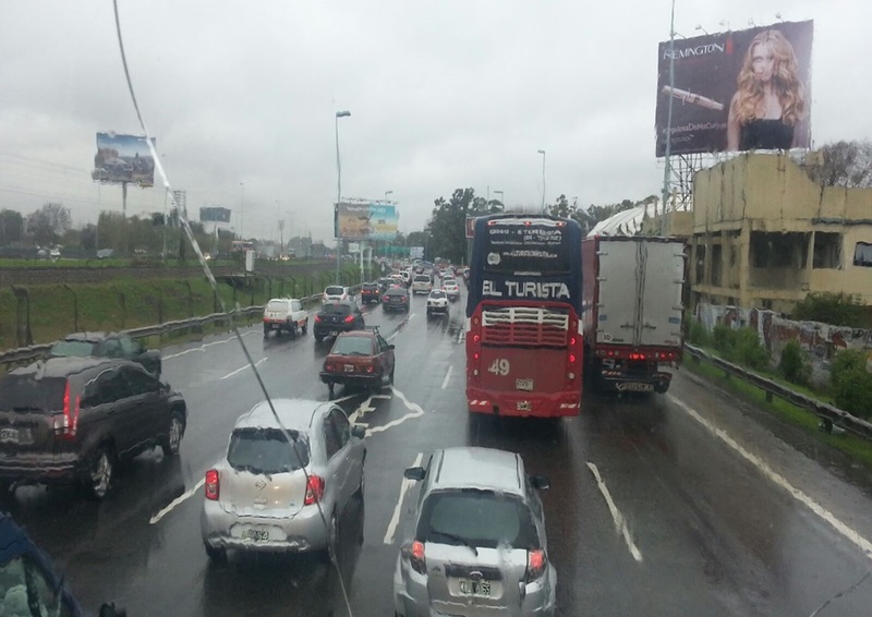Bajo la lluvia. Así estaba el tiempo al llegar esta mañana el colectivo que trasladaba al contingente de la Escuela Técnica. Foto: Gentileza Sergio Falasco