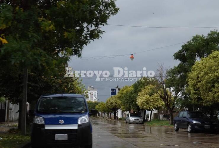 Asfato mojado pero sin lluvias a la vista