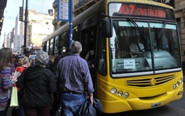 Para arriba. Desde mañana, viajar en colectivo urbano costará un 15 por ciento más. A fin de año habrá otro ajuste. Foto: Virginia Benedetto