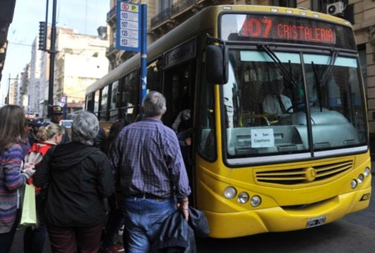 Para arriba. Desde mañana, viajar en colectivo urbano costará un 15 por ciento más. A fin de año habrá otro ajuste. Foto: Virginia Benedetto