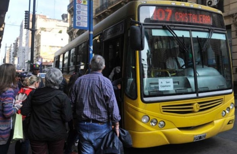 Para arriba. Desde mañana, viajar en colectivo urbano costará un 15 por ciento más. A fin de año habrá otro ajuste. Foto: Virginia Benedetto