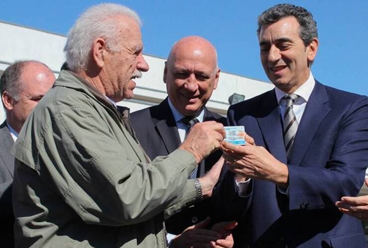 Randazzo y Bonfatti en la entrega del primer carné con este nuevo sistema. Foto: Rosario3.com