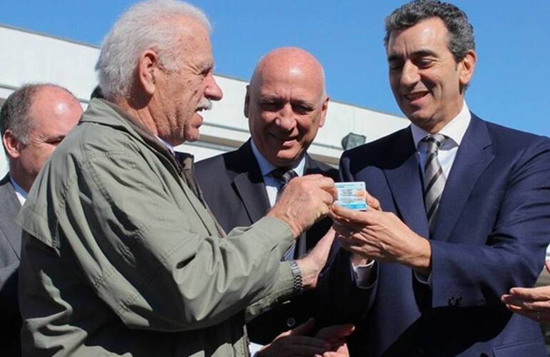 Randazzo y Bonfatti en la entrega del primer carné con este nuevo sistema. Foto: Rosario3.com