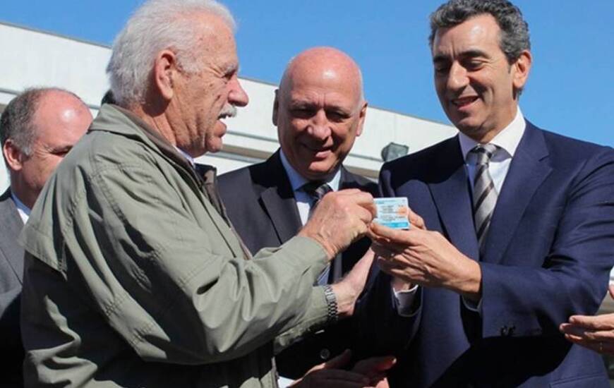 Randazzo y Bonfatti en la entrega del primer carné con este nuevo sistema. Foto: Rosario3.com
