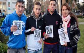 Unas 50 personas se reunieron a metros de Tribunales. Foto: Ángel Donzelli