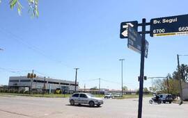 Los delincuentes aprovecharon que el auto se detuvo en el semáforo para asaltarlo.