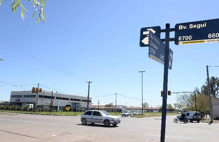 Los delincuentes aprovecharon que el auto se detuvo en el semáforo para asaltarlo.