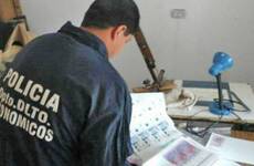 Truchos. Un policía cordobés incauta planchas de dólares falsos.