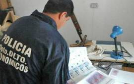 Truchos. Un policía cordobés incauta planchas de dólares falsos.