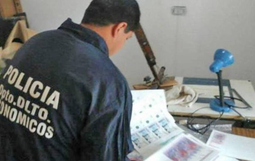 Truchos. Un policía cordobés incauta planchas de dólares falsos.