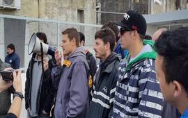 Luego de numerosas reuniones en el ministerio, tres de los seis trabajadores fueron reincorporados. El conflicto continúa. Foto: Diario El Sur