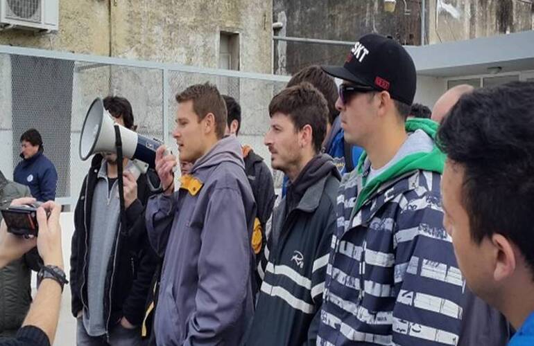 Luego de numerosas reuniones en el ministerio, tres de los seis trabajadores fueron reincorporados. El conflicto contin&uacute;a. Foto: Diario El Sur