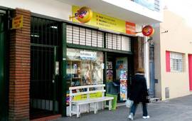 El local asaltado ayer a la tarde. Dos hombres con armas de fuego se alzaron con la recaudación y con el dinero de un cliente.