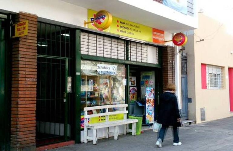 El local asaltado ayer a la tarde. Dos hombres con armas de fuego se alzaron con la recaudación y con el dinero de un cliente. El local asaltado ayer a la tarde. Dos hombres con armas de fuego se alzaron con la recaudación y con el dinero de un cliente.