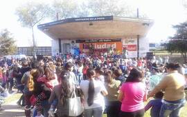 El tiempo acompañó y gran cantidad de familias se acercaron al Antifeatro. Foto: Facebook Canal Seis Arroyo Seco