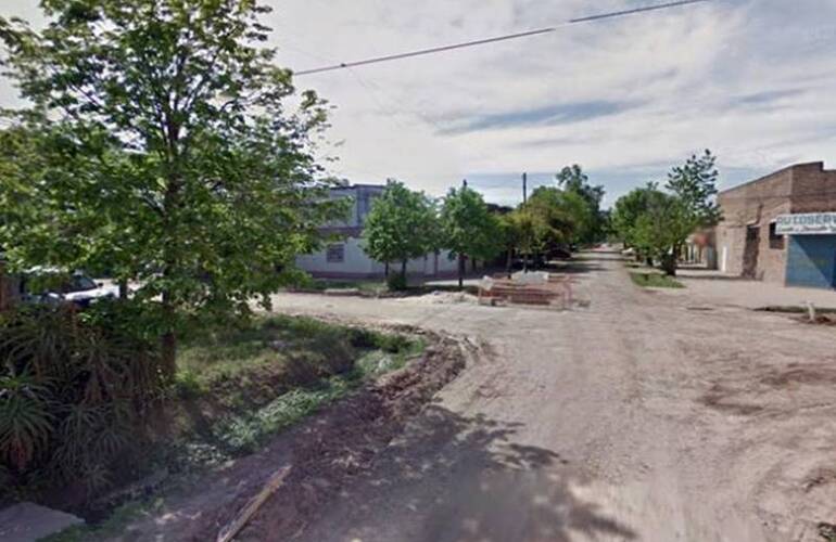 El cuerpo estaba tendido sobre calle Constitución.