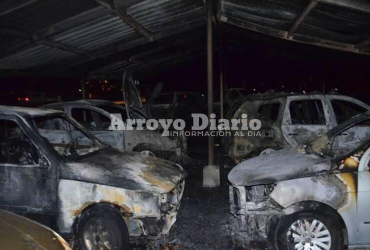 Ocho unidades de bomberos trabajaron para apagar el fuego en la planta de General Lagos. Foto: Archivo AD