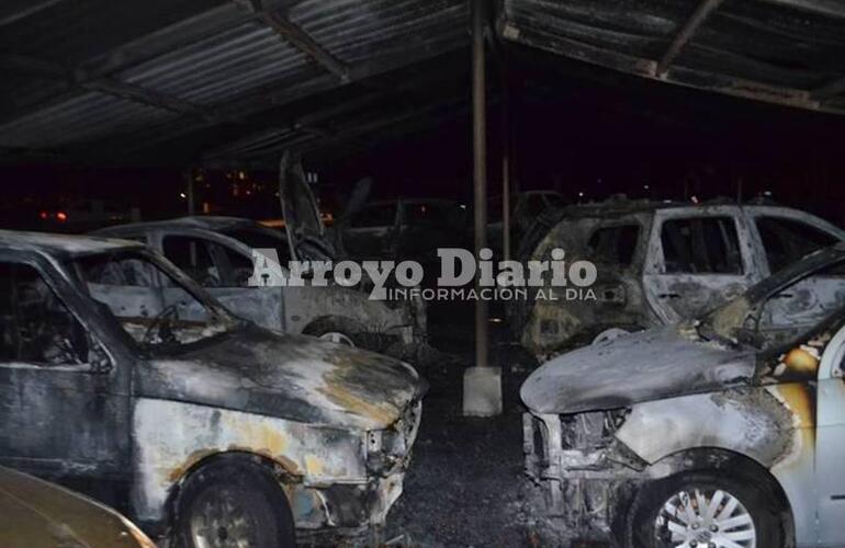 Ocho unidades de bomberos trabajaron para apagar el fuego en la planta de General Lagos. Foto: Archivo AD