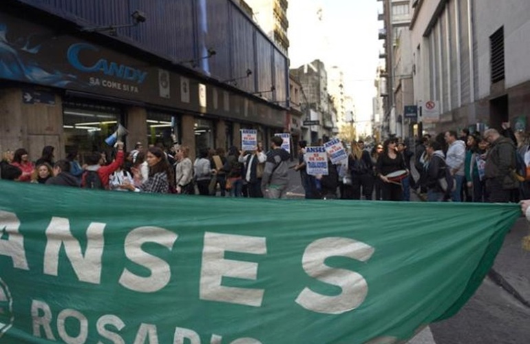 Los trabajadores de Ansés mantienen la atención restringida por un conflicto salarial. Foto: Néstor Juncos Los trabajadores de Ansés mantienen la atención restringida por un conflicto salarial. Foto: Néstor Juncos