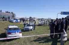 Amplio despliegue policial sobre la autopista. Los uniformados custodiaban el vehículo en el que se movilizaban los ladrones